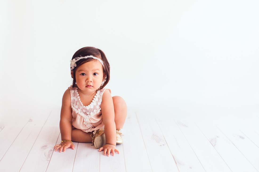 baby photographer in studio