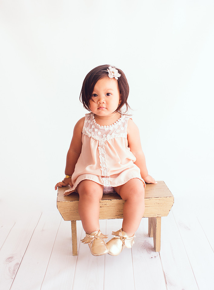 baby photographer in studio