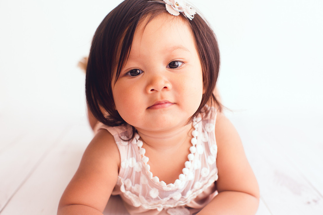baby photographer in studio