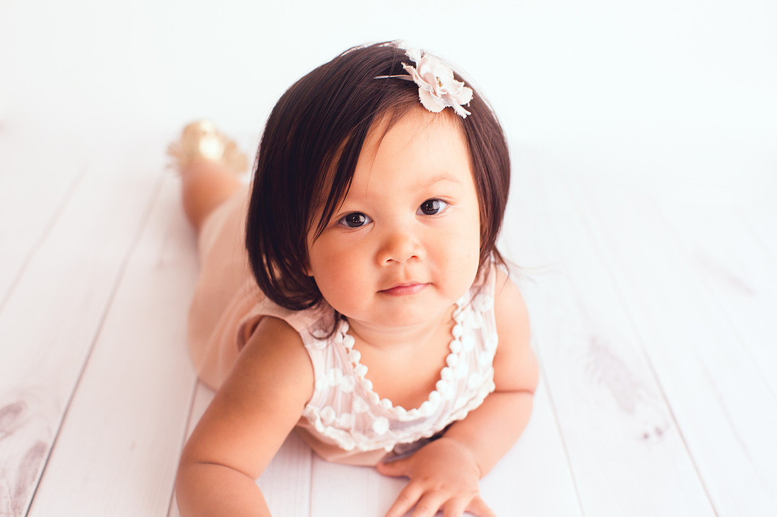 baby photographer in studio